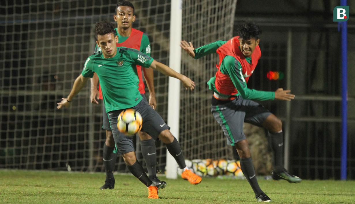 Pemain Timnas Indonesia U-19, Egy Maulana Vikri, mengontrol bola saat latihan jelang laga persahabatan di Lapangan ABC Senayan, Jakarta, Kamis (22/3/2018). Indonesia akan berhadapan Timnas Jepang U-19. (Bola.com/Asprilla Dwi Adha)