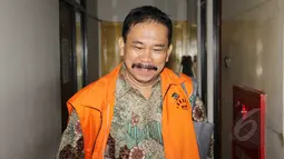 Raja Bonaran Situmeang hanya tersenyum usai menjalani sidang lanjutan di Pengadilan Tipikor, Jakarta, Senin (16/3/2015). Majelis hakim menolak nota keberatan (eksepsi) Bonaran atas dakwaan Jaksa KPK. (Liputan6.com/Helmi Afandi)