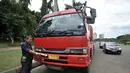 Petugas kepolisian melakukan identifikasi truk tangki Pertamina di Lapangan Monas, Jakarta, Senin (18/3). Sebelumnya, pada pagi tadi truk tangki berpelat polisi B 9214 TFU dan B 9575 UU tersebut dibajak oleh pendemo. (merdeka.com/Iqbal S. Nugroho)