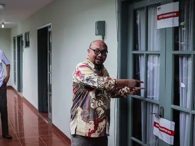 Komisioner KPU, Ilham Saputra menunjukkan ruang kerja salah satu komisioner KPU Wahyu Setiawan yang disegel KPK usai penggeledahan di Kantor KPU sementara, Jakarta, Kamis (9/1/2020).  Penggeledahan dan penyegelan terkait OTT KPK terhadap Wahyu pada 8 Januari kemarin. (Liputan6.com/Faizal Fanani)