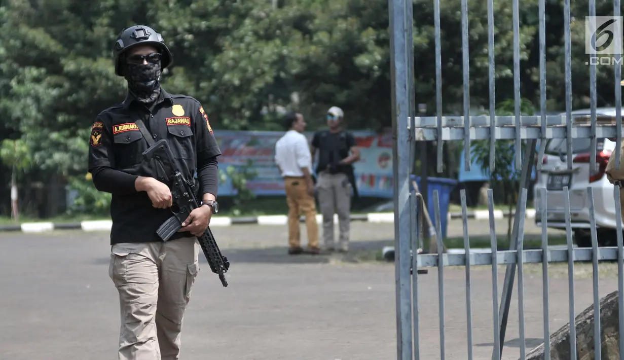 Aparat kepolisian bersenjata lengkap melakukan penjagaan saat Tim Gegana menyisir Gereja Santa Anna Duren Sawit, Jakarta Timur, Senin (14/5). Area gereja disterilkan menyusul teror bom melalui telepon gelap di gereja itu. (Merdeka.com/Iqbal S. Nugroho)