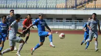 Gelandang Persib Bandung, Esteban Vizcarra, saat melakukan internal game dengan rekan-rekannya. (Bola.com/Erwin Snaz)