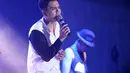 "Malam ini bukan cuma reunian sama Sigit. Tapi juga ada Adnil. Ada juga Anya yang lagi duduk di bangku VIP. 'Anya I love you'. Kita mau kangen-kangenan karena sudah lama banget ya," ucap Adon dari atas panggung. (Nurwahyunan/Bintang.com)