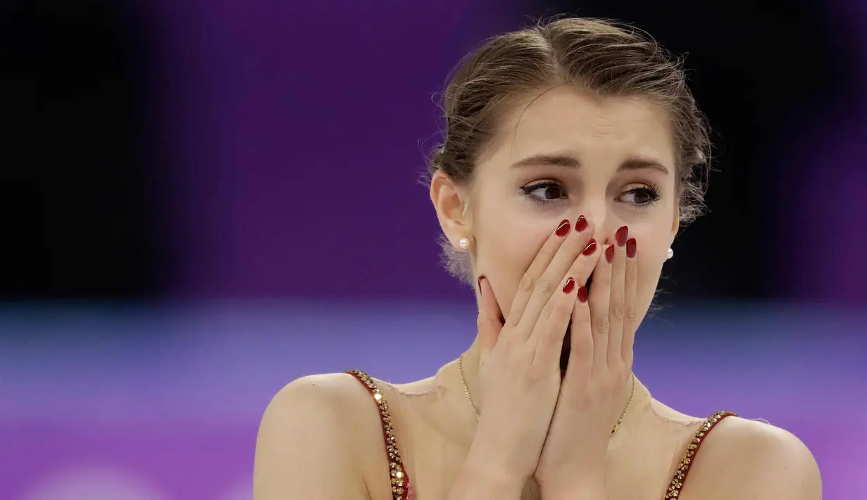 Alexia Paganini usai pertandingan kejuaraan figure skating wanita gaya bebas pada Olimpiade Musim Dingin Pyeongchang 2018 di Gangneung Ice Arena di Gangneung (23/2). Alexia Paganini merupakan atlet 16 tahun asal Swiss. (AP Photo/Bernat Armangue)