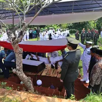 Setelah jenazah diserahkan oleh keluarga, almarhum Amoroso Katamsi langsung di salatkan dan dimakamkan secara militer. Suasana haru warnai pemakaman aktor 79 tahun itu. (Nurwahyunan/Bintang.com)