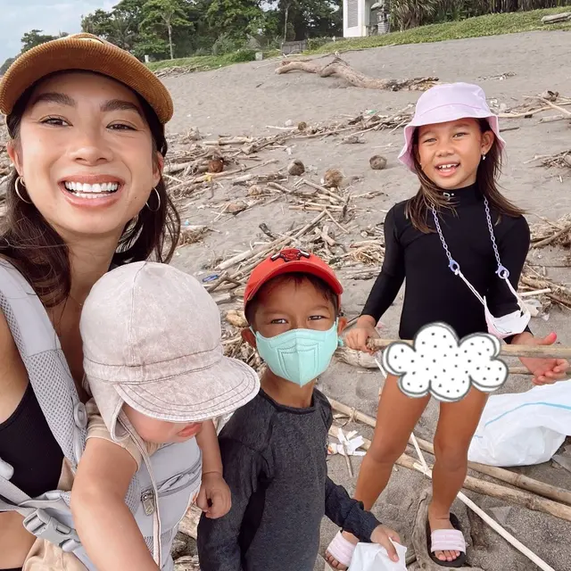 Ajak Anak Jaga Lingkungan, Ini 6 Potret Jennifer Bachdim Ikut Bersih Pantai di Bali