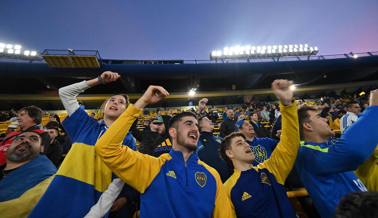 Fans Boca Juniors memadati tribun saat perkenalan pemain baru Edinson Cavani di Stadion La Bombonera, Argentina, Senin (31/07/2023) waktu setempat. (AFP/Luis Robayo)