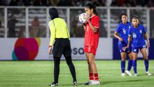 Pemain Timnas putri Indonesia, Claudia Scheunemann bersiap melakukan eksekusi penalti ke gawang Singapura pada laga uji coba internasional di Stadion Madya, Gelora Bung Karno, Senayan, Jakarta, Selasa (28/5/2024). (Bola.com/Bagaskara Lazuardi)