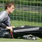 Jens Lehmann kiper asal Jerman ini pernah memperkuat Borussia Dortmund dan Arsenal. Hal konyol yang pernah dilakukannya adalah buang air di belakang gawang di balik papan iklan ketika pertandingan sedang berjalan. (AFP/PATRIK STOLLARZ)