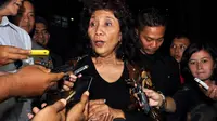 Menteri Kelautan dan Perikanan, Susi Pudjiastuti menyambangi  Gedung KPK, Jakarta, Senin (10/11/2014). (Liputan6.com/Miftahul Hayat) 