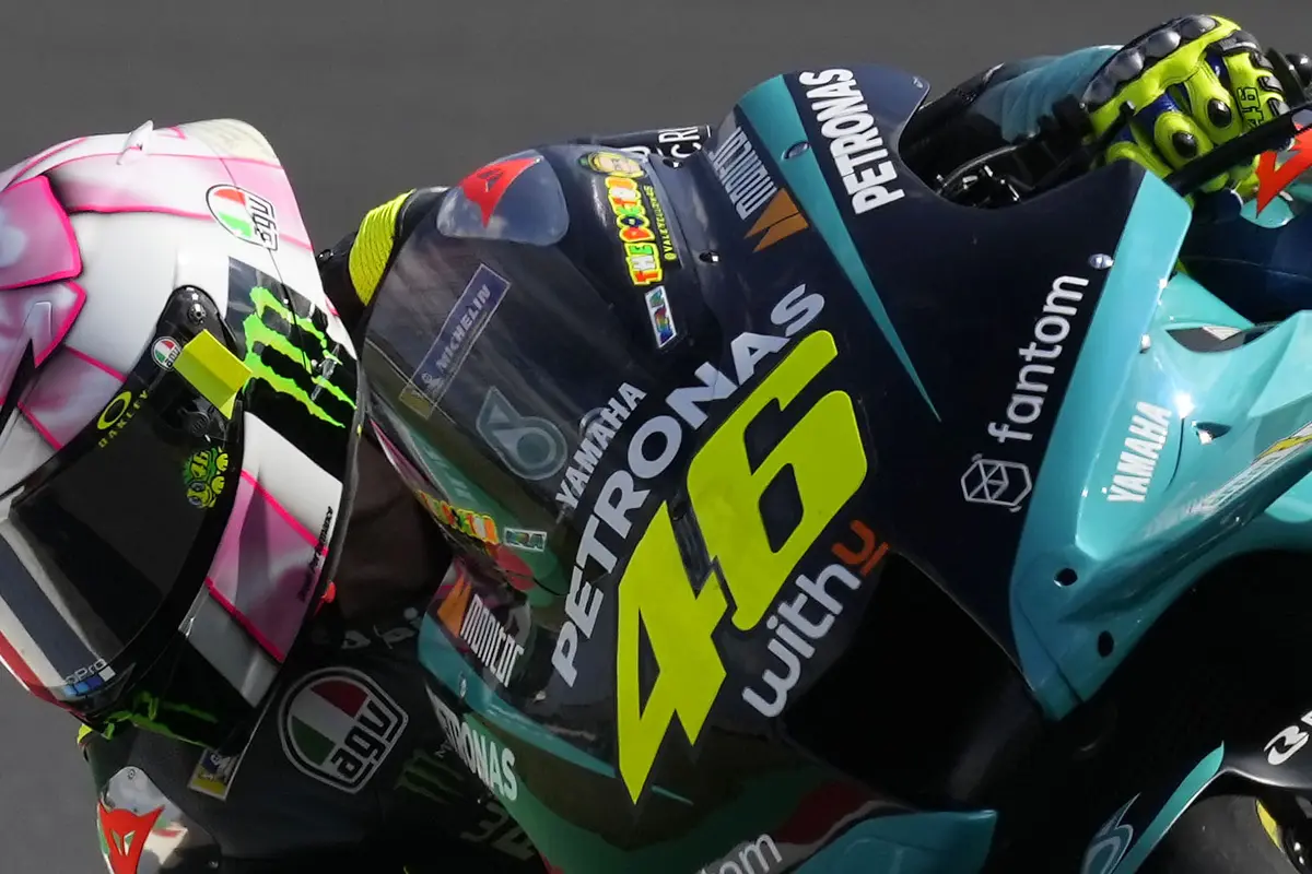 Foto: Imutnya Helm Valentino Rossi Saat Beraksi di MotoGP San Marino 2021