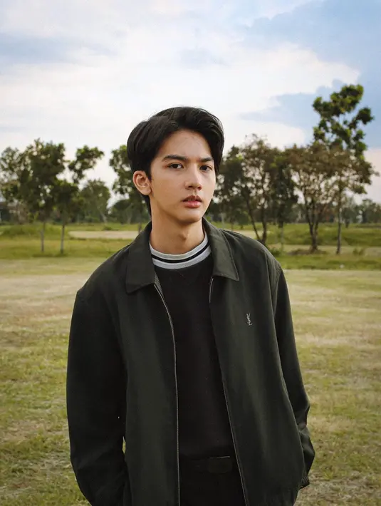 Berpose sembari memasukkan tangan ke dalam saku celana, gaya Ari Irham ini tampak keren. Tatanan rambut yang rapi membuat artis dengan nama lengkap Irham Nuran Harir ini semakin tampan. Dengan gaya rambut belah tengah ataupun belah pinggir, sangat cocok dengan Ari Irham dan sukses bikin penggemarnya terkesima. (Liputan6.com/IG/@ariirhamm)