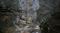 Kini, Pilar Katskhi menjadi salah satu objek wisata reliji di  Georgia. Keberadaan gereja di atas Pilar Katskhi menjadi pemandangan unik bagi wisatawan, Georgia, Jumat (27/11/2015). (Reuters/ David Mdzinarishvili)