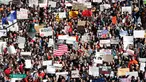 Ribuan siswa turun ke jalan menuju gedung Capitol saat melakukan aksi protes di Madison (14/3). Siswa dari seluruh negara bagian AS menggelar aksi menentang kekerasan senjata. (Steve Apps / Wisconsin State Journal via AP)