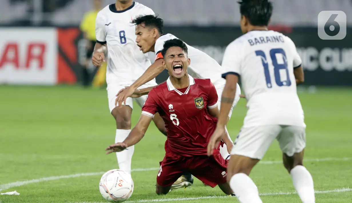 Pemain tengah timnas Indonesia, Marselino Ferdinan (tengah) terjatuh saat berusaha melewati hadangan tiga pemain Kamboja pada kualifikasi Grup A Piala AFF 2022 di Stadion Utama Gelora Bung Karno, Jakarta, Jumat (23/12/2022). Indonesia unggul 2-1 atas Kamboja. (Liputan6.com/Helmi Fithriansyah)