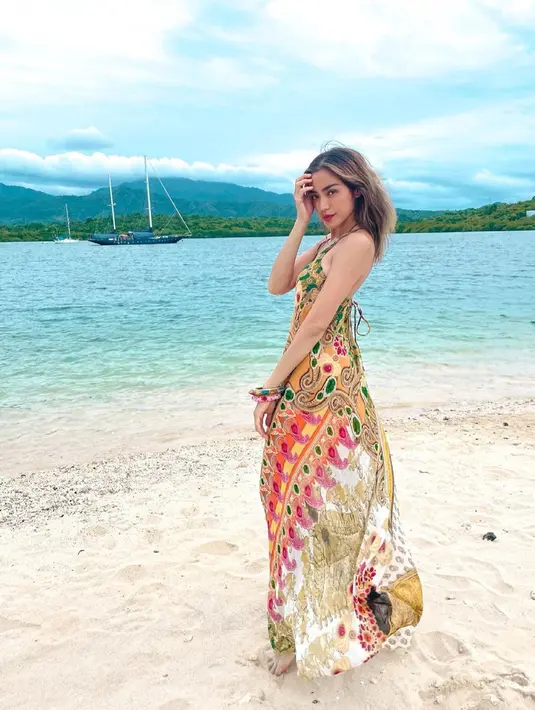 Selain gaya busananya yang simepel, ibunda El Barack ini pun tampil dengan riasan natural saat di pantai. Makeup natural itu membuat Jessica tampak semakin memikat.(Liputan6.com/IG/@inijedar)