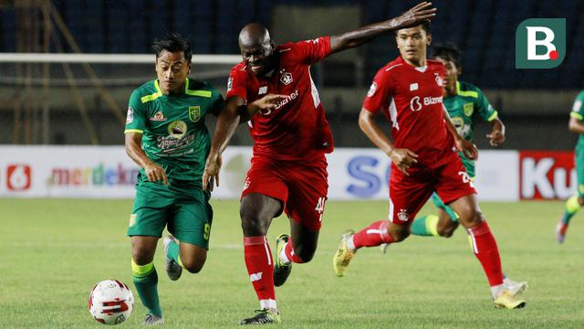 FOTO: Bermain dengan 10 Pemain, Persebaya Sementara Imbangi Persik 0-0 dalam Laga Grup C Piala Menpora 2021 - Samsul Arif; OK John