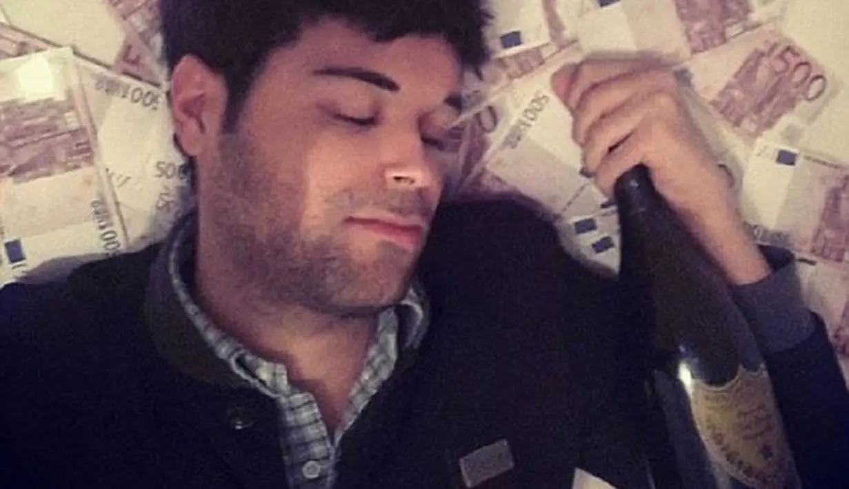 Saking banyaknya uang, remaja ini sampai menjadikannya alas tidur. Gila, kan?