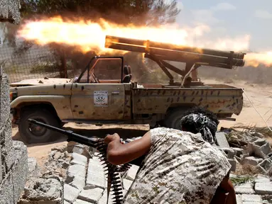 Aksi pasukan tentara Libya saat menggempur militan ISIS di Kota Sirte, Libya, (21/7). Tentara Libya bersekutu dengan pasukan PBB untuk merebut kembali kota Sirte dari tangan kelompok militan tersebut. (REUTERS/Goran Tomasevic)