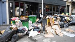 Sekitar 7.600 ton sampah menumpuk di jalanan Paris pada hari Rabu, menurut angka balai kota.  (Photo by Bertrand GUAY / AFP)