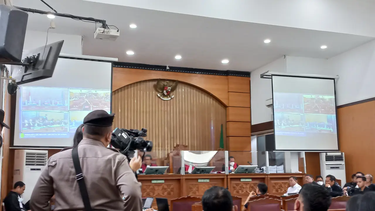 Mantan Kadiv Propam Polri Irjen Ferdy Sambo perdana bertemu Richard Eliezer usai dirinya menjadi terdakwa pembunuhan berencana Brigadir Nofriansyah Yoshua Hutabarat atau Brigadir J di Pengadilan Negeri (PN) Jakarta Selatan pada hari ini, Rabu (7/12/2022).