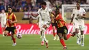Pemain Chelsea, Josh Acheampong (tengah) menggiring bola dibayangi pemain El Tunis, Abdramane Konate dalam laga lanjutan Grup A Piala Dunia Antarklub 2025 di Lincoln Financial Field stadium, Philadelphia, Amerika Serikat, Rabu (25/06/2025) WIB. (AFP/Franck Fife)