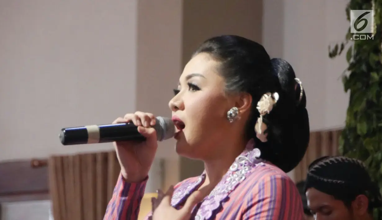 Vicky Shu bernyanyi dalam resepsi pernikahan putri Presiden Jokowi, Kahiyang Ayu dan Bobby Nasution di Gedung Graha Saba Buana, Solo, Rabu (8/11). Vicky Shu tampak gembira menghibur para tamu yang datang dengan bernyanyi. (Liputan6.com/Herman Zakharia)