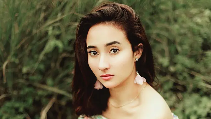 FOTO: Gaya Naomi Zaskia dengan Outfit Bahu Terbuka, Cantik dan Seksi