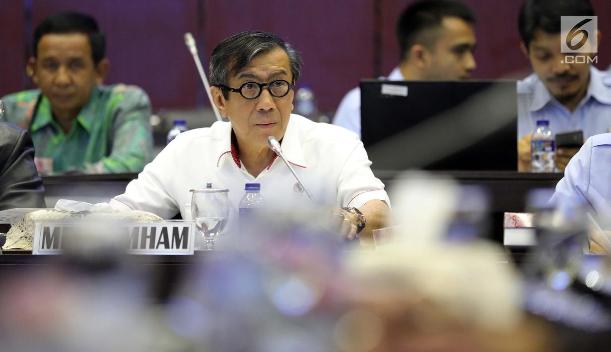 Menteri Hukum dan HAM Yasonna H Laoly saat mengikuti rapat kerja dengan Badan Legislasi (Baleg) di Gedung DPR, Jakarta, Selasa (23/10). Rapat dihadiri Anggota Baleg, Anggota DPD, dan pemerintah. (Liputan6.com/JohanTallo)