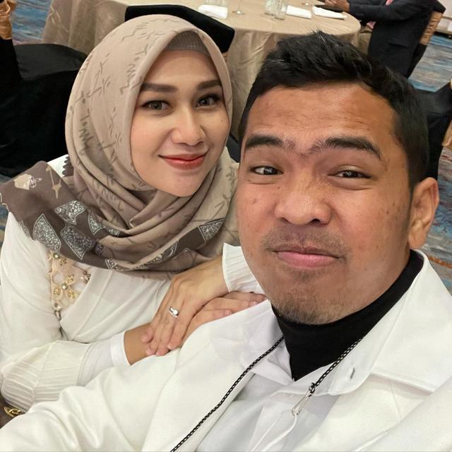 Masuk MURI Sembelih 1.100 Hewan Kurban, Ini 6 Potret Putra Siregar Bareng Istri