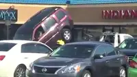 Seorang pengemudi mobil tidak sudi mobilnya diderek dari tempat parkir dan iapun melawan.