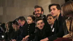 Mantan pesepakbola, David Beckham duduk di barisan depan bersama anak-anaknya Harper, Cruz, Romeo dan Brooklyn menyaksikan koleksi busana terbaru milik sang istri Victoria Beckham Fall/Winter 2016 di New York Fashion Week (14/2). (REUTERS/Andrew Kelly)