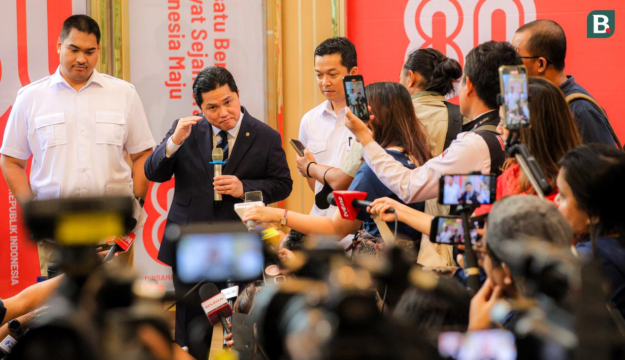 Menteri Pemuda dan Olahraga Republik Indonesia (Menpora RI) periode 2025-2029, Erick Thohir (kedua kiri) memberikan keterangan di depan wartawan setelah acara serah terima jabatan yang berlangsung di Auditorium Wisma Kemenpora, Senayan, Kamis (18/09/2025). (Bola.com/Bagaskara Lazuardi)