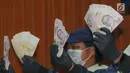 Petugas KPK menunjukkan barang bukti uang SGD 96.700 hasil OTT di Gedung KPK, Kamis (1/8/2019). KPK menetapkan Direktur Keuangan PT Angkasa Pura (AP) II Andra Y Agussalam sebagai tersangka kasus dugaan suap proyek pengadaan baggage handling system (BHS). (merdeka.com/Dwi Narwoko)