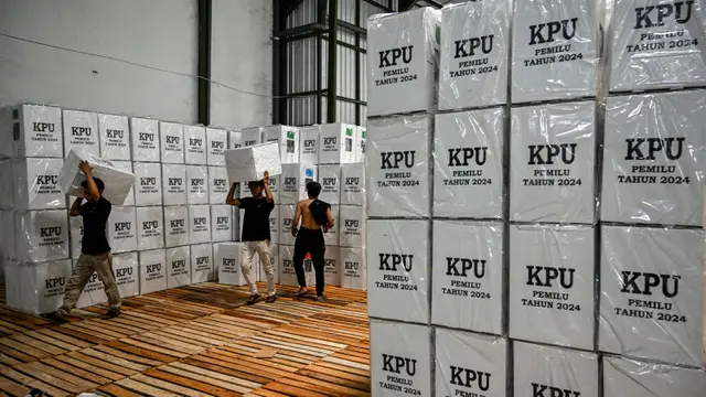 KPU Surabaya Distribusikan Logistik Pemilu 2024 ke Panita Pemilihan Kecamatan