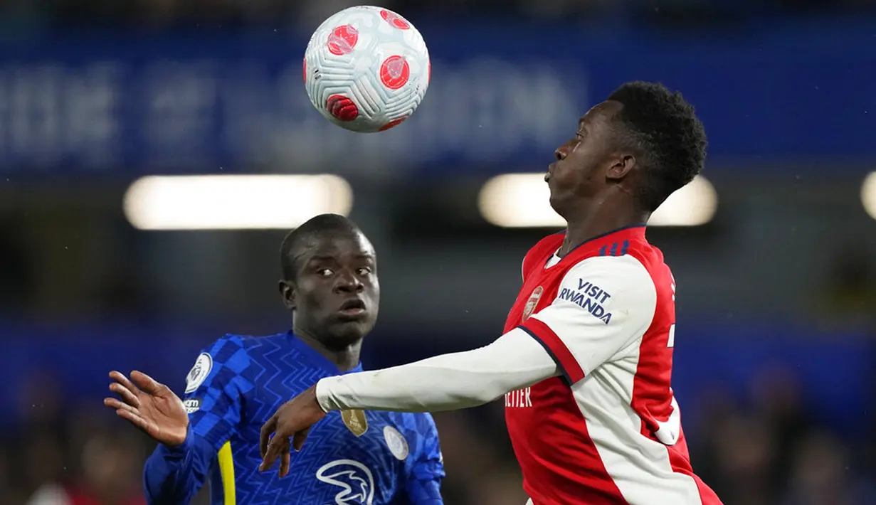 Pemain Arsenal Eddie Nketiah (kanan) berebut bola dengan pemain Chelsea N'Golo Kante pada pertandingan sepak bola Liga Inggris di Stamford Bridge, London, Inggris, 20 April 2022. Arsenal menang 4-2. (AP Photo/Frank Augstein)