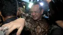 Sekretaris MA, Nurhadi Abdurrachman keluar dari Gedung KPK, Jakarta, Selasa (24/5). Nurhadi berusaha menerobos kerumunan wartawan yang menghadangnya. (Liputan6.com/Helmi Afandi)