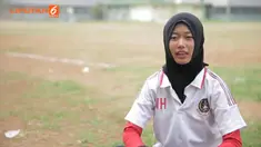 Seorang gadis berhijab memilih profesi yang jarang dilakukan kaum perempuan, yaitu sebagai wasit sepakbola. 