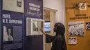 Pengunjung mendengarkan rekaman lagu Indonesia Raya dalam format digital di Museum Sumpah Pemuda, Jakarta, Kamis (24/3/2022). Museum tersebut kembali dibuka pascarevitalisasi dengan menampilkan sejumlah perubahan untuk menarik perhatian pengunjung khususnya kaum milenial (Liputan6.com/Faizal Fanani)