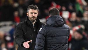 Mulai Oktober 2022, Michael Carrick menjadi pelatih selama dua setengah tahun di Middlesbrough. Tampak dalam foto, Michael Carrick (kiri) saat masih menjadi pelatih Middlesbrough bersalaman dengan Mauricio Pochettino di akhir pertandingan sepak bola leg pertama semifinal Piala Liga Inggris antara Middlesbrough dan Chelsea di Stadion Riverside di Middlesbrough, timur laut Inggris pada 9 Januari 2024. (Oli SCARFF/AFP)