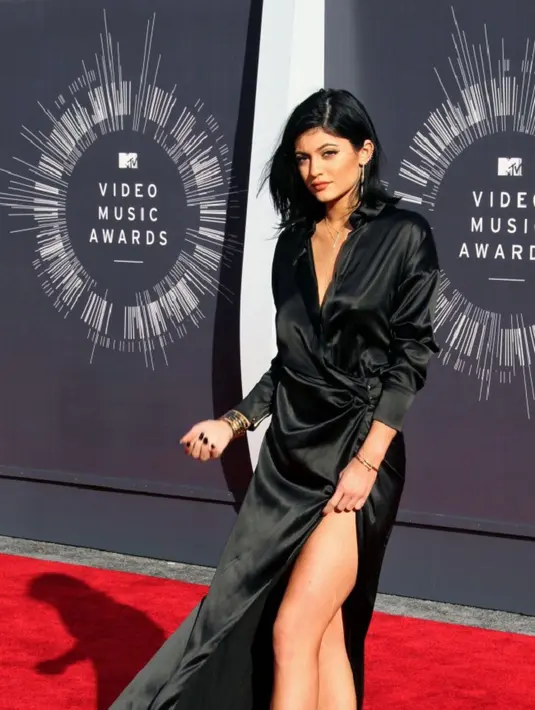  Kylie Jenner tidak pernah ragu-ragu untuk memamerkan asetnya. Bintang Keeping Up with the Kardashians itu memamerkan bokongnya dalam balutan celana pendek jeans sobek. (Bintang/EPA)