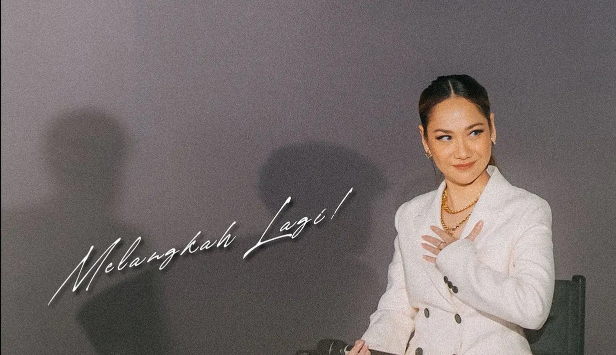 Cantiknya BCL memadukan oversized blazer berwarna putih dengan long skirt berwarna biru dan heels boots hitam. [Foto: Instagram/itsmebcl]