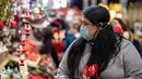 Seorang wanita yang mengenakan masker melihat-lihat dekorasi Natal di Pekan Raya Santa Llucia, Barcelona, Spanyol, 1 Desember 2020. Pekan Raya Santa Llucia diadakan mulai 27 November - 23 Desember dengan kapasitas pengunjung dibatasi hanya 30 persen di tengah pandemi COVID-19. (Xinhua/Joan Gosa)