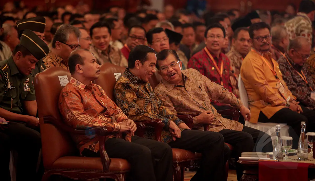 Presiden Joko Widodo dan Wapres Jusuf Kalla terlihat berbincang saat menghadiri pembukaan Musyawarah Perencanaan Pembangunan Nasional (Musrenbangnas) Tahun 2015 di Jakarta, Rabu (29/4/2015). (Liputan6.com/Faizal Fanani)