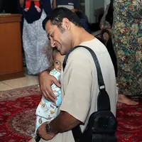 Pria bernama lengkap Saleh Ali Bawazier ini terlihat begitu tegar saat terlihat di rumah duka di kediamannya di kawasan Pondok Bambu, Jakarta Timur, tadi malam. Ia berusaha kuat bersama dua anak laki-lakinya. (Deki Prayoga/Bintang.com)