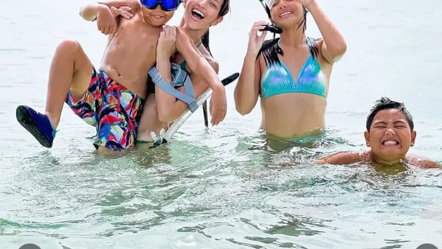 Nia Ramadhani dan anaknya saat Liburan di Pantai. [@ramadhaniabakrie]