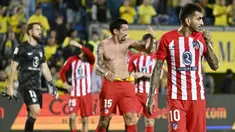 Pemain Atletico Madrid meninggalkan lapangan dengan wajah kecewa setelah ditaklukkan Las Palmas pada laga Liga Spanyol di Stadion Gran Canaria, Sabtu (4/11/2023). Las Palmas sukses mengalahkan Atletico Madrid dengan skor 2-1. (AFP/Javier Soriano)