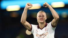 Suatu catatan tersendiri dan tentunya menjadi kebanggaan bagi seorang pemain yang mampu mencetak gol dalam sebuah laga pembuka di liga elite Eropa seperti di Liga Inggris. Apalagi jika gol tersebut dapat menjadi pemicu atau pembangkit semangat bagi rekan-rekannya untuk meraih hasil maksimal berupa tiga poin penuh. Namun ada kalanya gol pembuka justru dihasilkan ke gawang sendiri alias gol bunuh diri. Berikut daftar 5 pemain sebagai pencetak gol pertama di laga pembuka Liga Inggris dalam 5 musim terakhir. (AFP/Darren Staples)