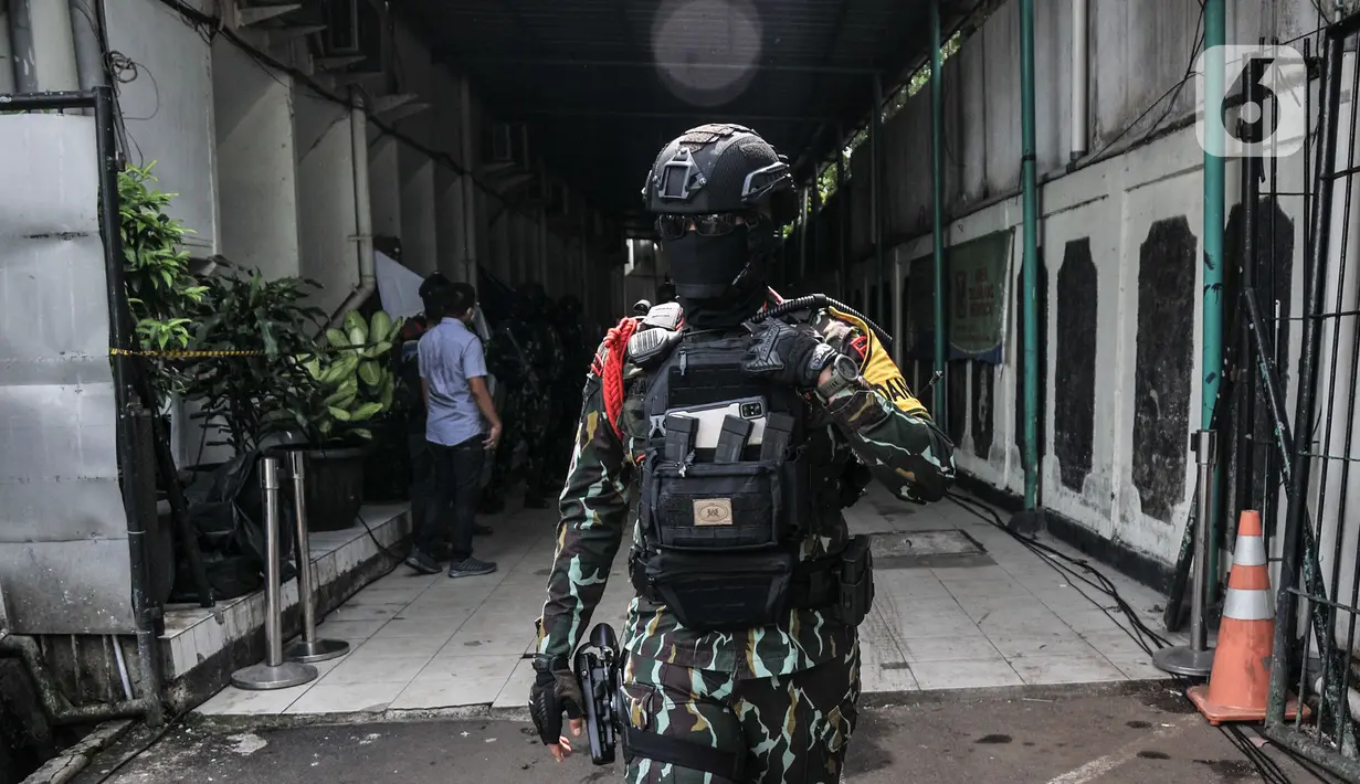 Pasukan Brimob Polri berjaga saat sidang perdana Ferdy Sambo di Pengadilan Negeri Jakarta Selatan, Senin (17/10/2022). Kepolisian menurunkan personel Brimob untuk menjaga keamanan jalannya sidang perdana Ferdy Sambo terkait kasus pembunuhan Brigadir J.(Merdeka.com/Iqbal S. Nugroho)