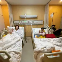 Kabar meneyedihkan datang dari artis cantik Tya Ariestya yang kini tengah terbaring di rumah sakit. Tak sendirian, anak pertamanya, Muhammad Kanaka Ratinggang juga sakit dan mereka di rawat rumah sakit dan berada di satu kamar perawatan yang sama. (Instagram/tya_ariestya)